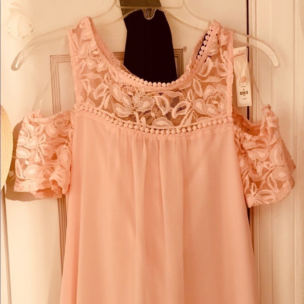 Rose colored Lace & chiffon cold shoulder dress. Size M. NWT